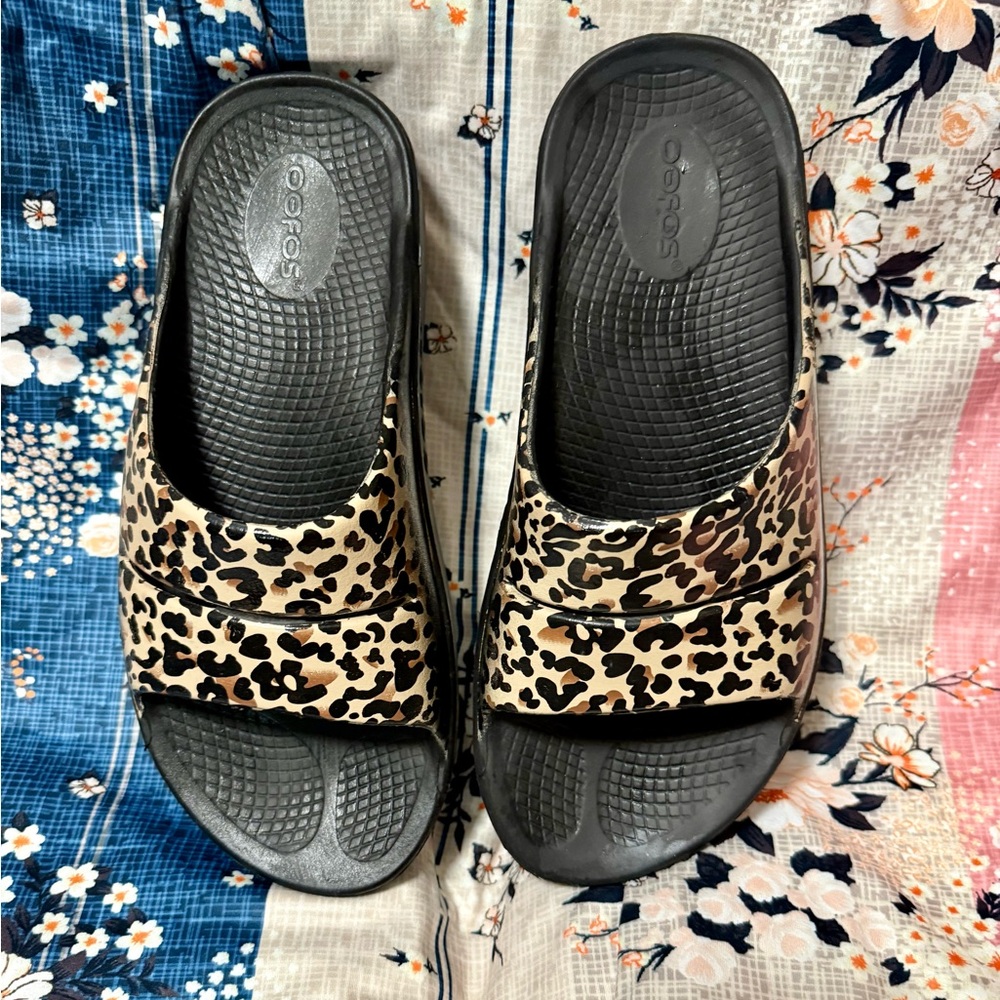 OOFOS Women's Black and Tan Leopard Sandals